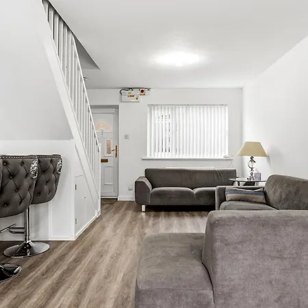 Fully Renovated 2-bedroom With Parking - Pass The Keys Holiday home *