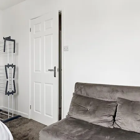 Fully Renovated 2-bedroom With Parking - Pass The Keys Holiday home *