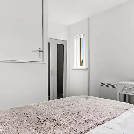 Fully Renovated 2-bedroom With Parking - Pass The Keys Holiday home